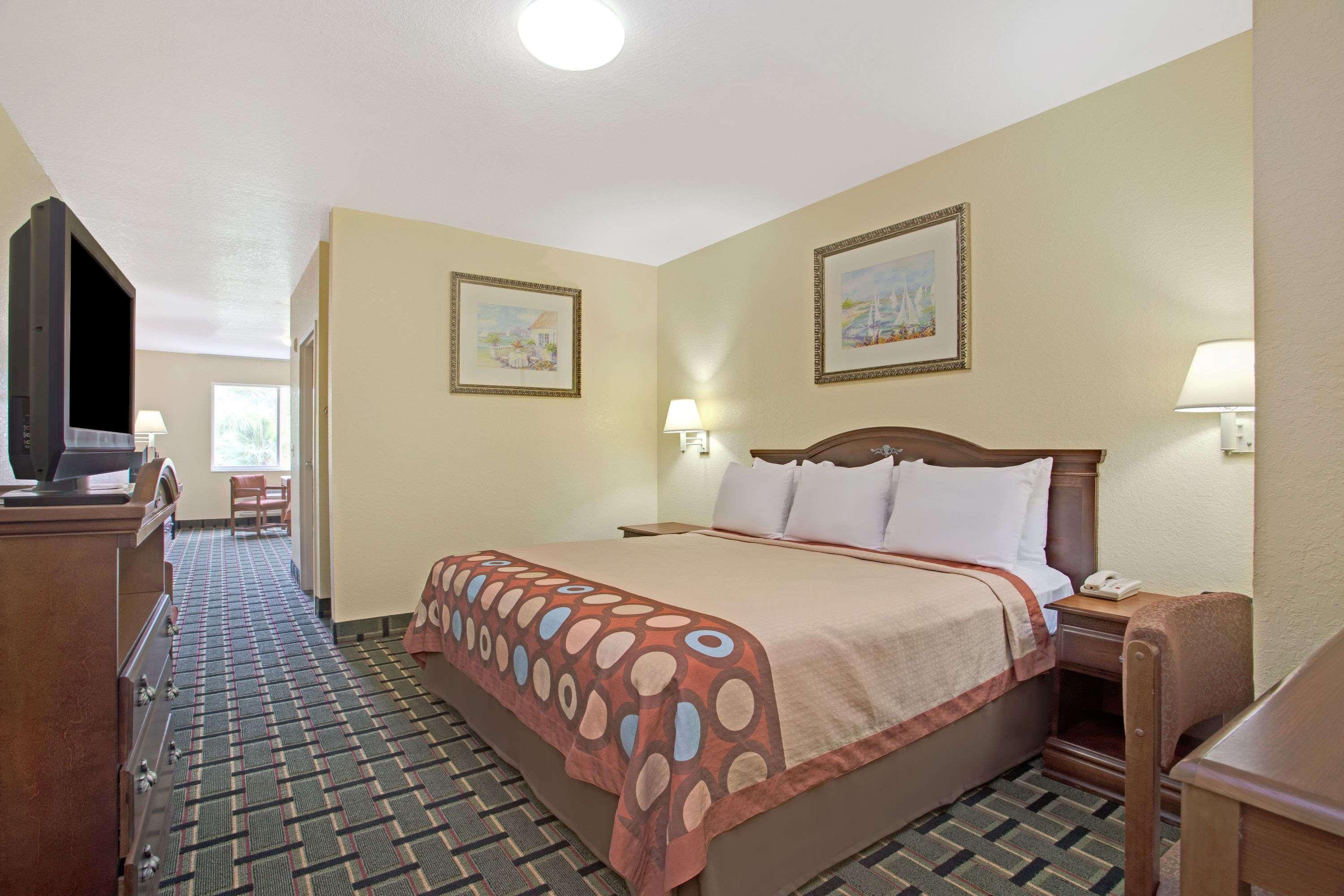 Super 8 By Wyndham Daytona Beach Exterior photo