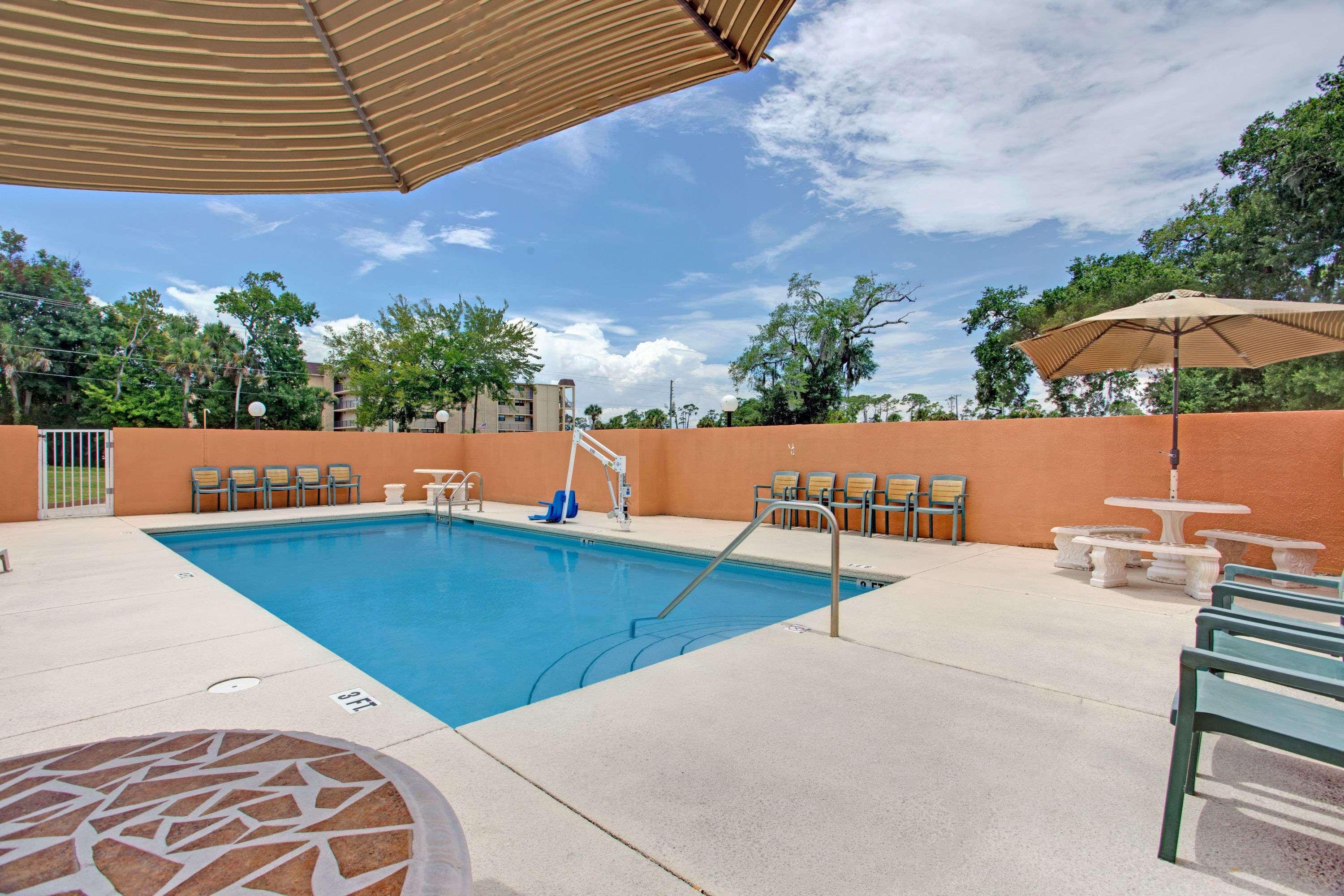 Super 8 By Wyndham Daytona Beach Exterior photo