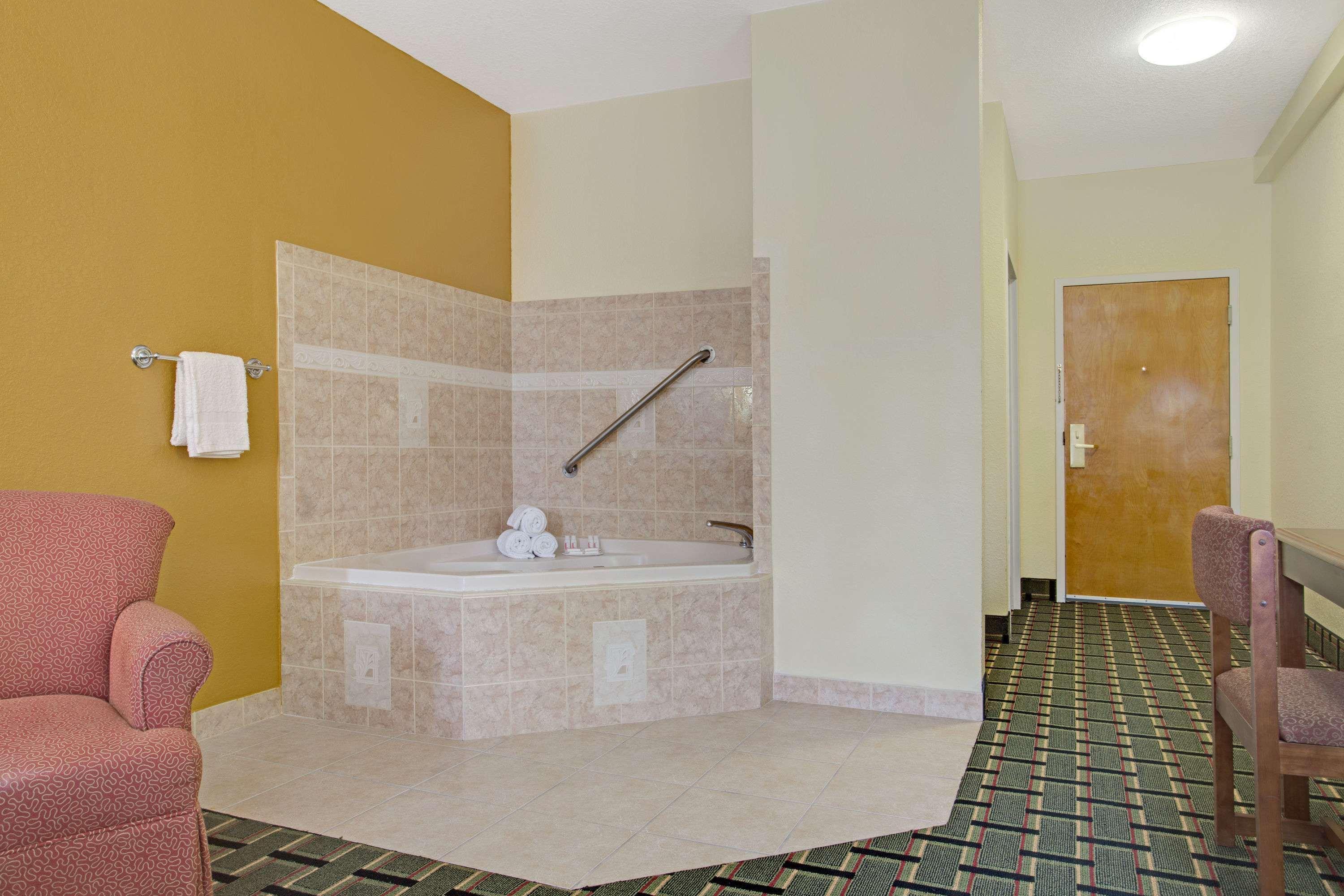 Super 8 By Wyndham Daytona Beach Exterior photo